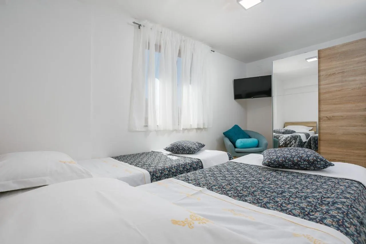 Apartmen Plus U Centru Blizu Plaze 니바이스 크로아티아